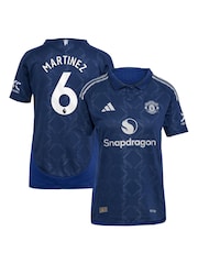 قميص احتياطي أصلي بتصميم فريق الدوري الإنجليزي الممتاز Manchester United لموسم 2024-25 للنساء من adidas - طبعة Martinez 6 - صورة 1 من 3
