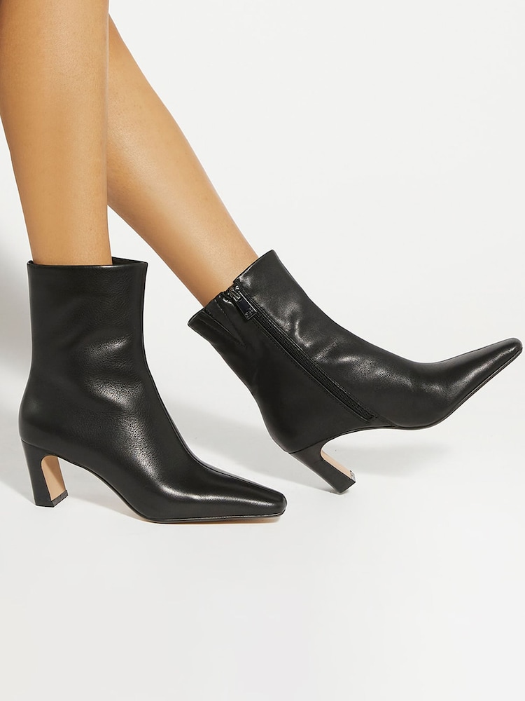 Schwarz - Dune London Obriele Stiefel zum Hineinschlüpfen mit abgewinkelten Absätzen - Bild 1 von 6 Schwarz - Dune London Obriele Stiefel zum Hineinschlüpfen mit abgewinkelten Absätzen - Bild 1 von 6
