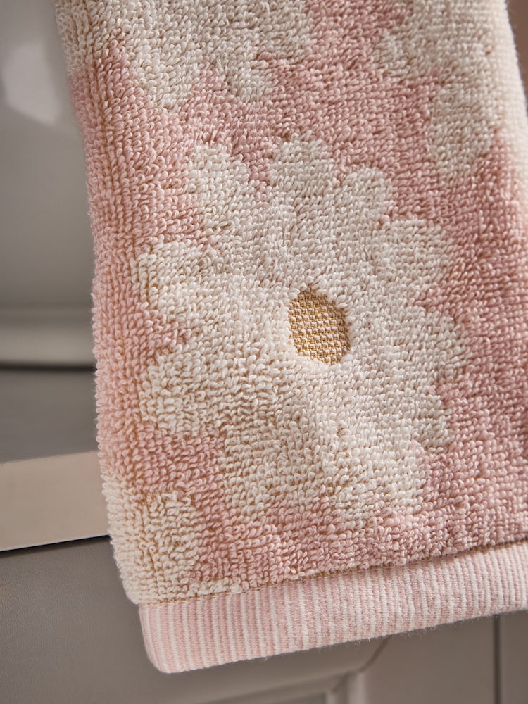 Set of 2 Pink 100% Cotton Daisy Face Cloths - Image 2 of 3