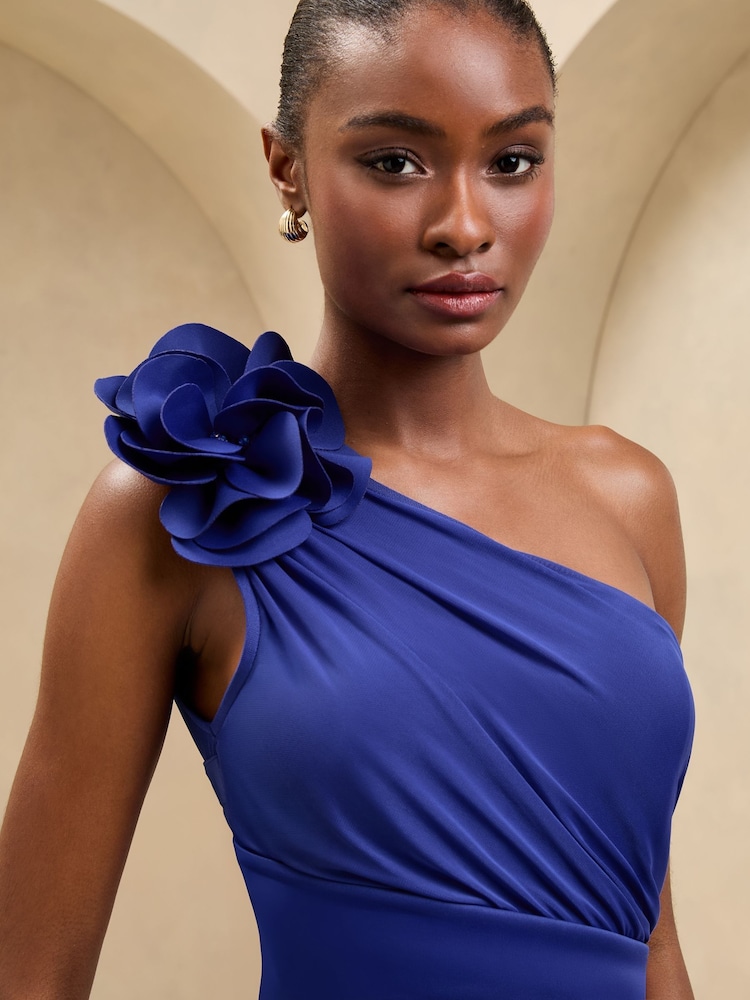 Lipsy Midi Kleid mit Blumenmuster und One-Shoulder-Träger mit Ansteckblume - Bild 2 von 4 Lipsy Midi Kleid mit Blumenmuster und One-Shoulder-Träger mit Ansteckblume - Bild 2 von 4