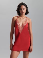 Rood - Bluebella Rosalie Kort, diep uitgesneden satijnen chemise met rozenborduursel - Image 1 of 3