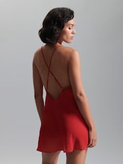 Rood - Bluebella Rosalie Kort, diep uitgesneden satijnen chemise met rozenborduursel - Image 2 of 3