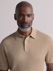 Neutrale Farbe - Normale Passform Silk Rich Signature Kurzarm-Poloshirt mit Rippenstruktur-Strick - Bild 5 von 8