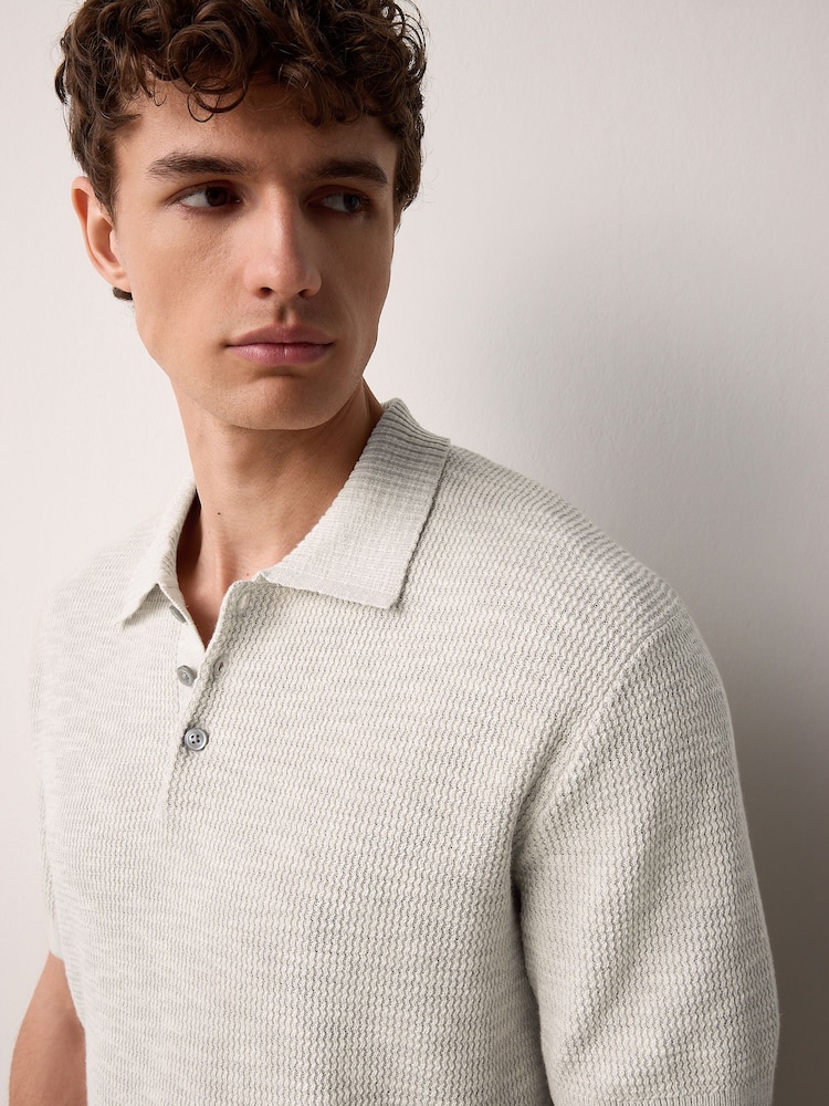 Neutrale Farbe - Kurzärmeliges Poloshirt aus Strick mit hohem Baumwollanteil und Leinen in normaler Passform - Bild 1 von 7 Neutrale Farbe - Kurzärmeliges Poloshirt aus Strick mit hohem Baumwollanteil und Leinen in normaler Passform - Bild 1 von 7