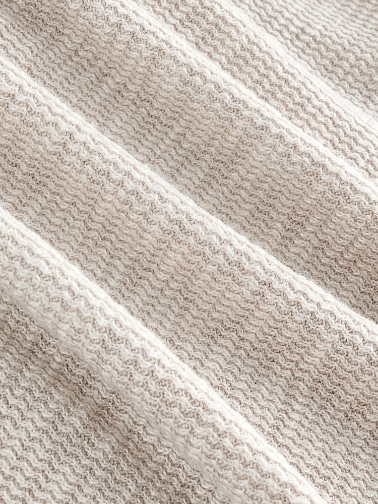 Neutrale Farbe - Kurzärmeliges Poloshirt aus Strick mit hohem Baumwollanteil und Leinen in normaler Passform - Bild 7 von 7 Neutrale Farbe - Kurzärmeliges Poloshirt aus Strick mit hohem Baumwollanteil und Leinen in normaler Passform - Bild 7 von 7