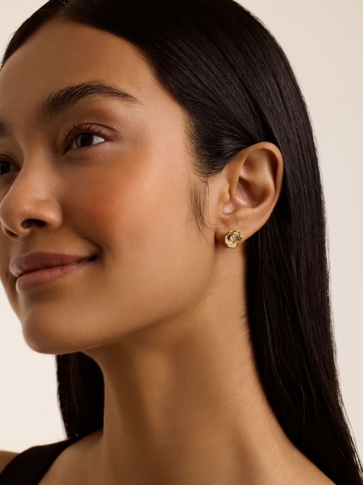 ذهبي - أقراط كبس Florine على شكل زهرة مرصعة بالكريستال وملونة من Ted Baker - صورة 4 من 4 ذهبي - أقراط كبس Florine على شكل زهرة مرصعة بالكريستال وملونة من Ted Baker - صورة 4 من 4