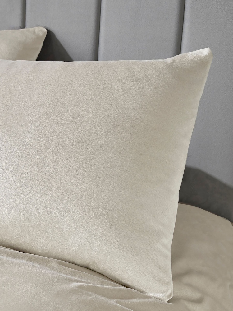 Laurence Llewelyn-Bowen Ivory Montrose Velvet Duvet Cover Set - Image 2 of 3 Laurence Llewelyn-Bowen Ivory Montrose Velvet Duvet Cover Set - Image 2 of 3