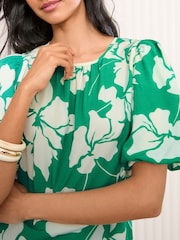 Verde - Friends Like These Bubble Short Sleeve Blouse - Imagen 2 de 4