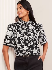أسود/أبيض - Friends Like These Flutter Sleeve Blouse - صورة 1 من 4