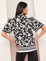 أسود/أبيض - Friends Like These Flutter Sleeve Blouse - صورة 4 من 4
