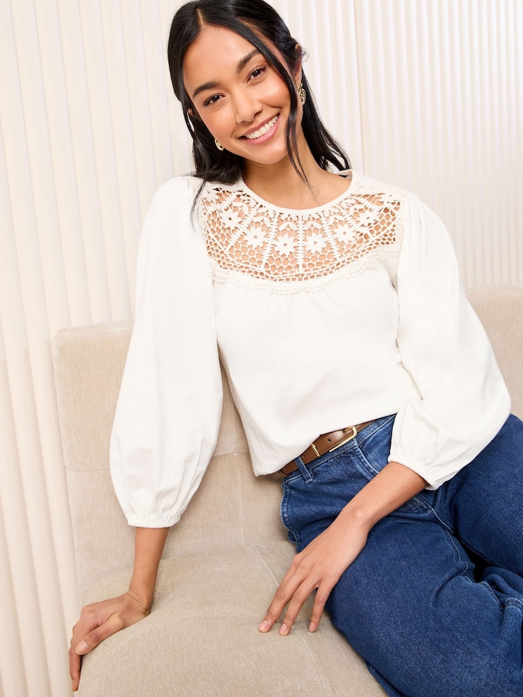 Crema - Blusa con inserción de encaje y mangas a 3/4 de Friends Like These - Imagen 1 de 4 Crema - Blusa con inserción de encaje y mangas a 3/4 de Friends Like These - Imagen 1 de 4