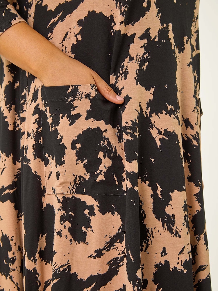 Roman Curve Schwingkleid mit abstraktem Print und Tasche - Bild 5 von 5 Roman Curve Schwingkleid mit abstraktem Print und Tasche - Bild 5 von 5