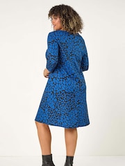 Roman Curve Abstract Print Stretch Swing Dress - Imagen 3 de 5
