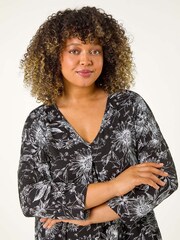 فستان فضفاض بطيات وفتحة ياقة حرف V مزين بطبعة موردة للأحجام الكبيرة من Roman - صورة 4 من 5