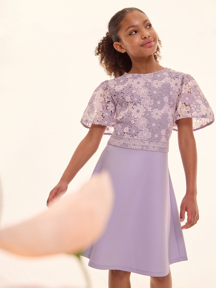 Diseño 2 en 1 en lila - Lipsy Flutter Sleeve Lace Occasion Dress (5-16yrs) - Imagen 1 de 5 Diseño 2 en 1 en lila - Lipsy Flutter Sleeve Lace Occasion Dress (5-16yrs) - Imagen 1 de 5