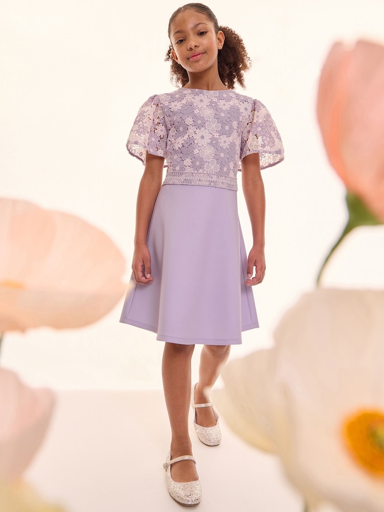 Diseño 2 en 1 en lila - Lipsy Flutter Sleeve Lace Occasion Dress (5-16yrs) - Imagen 2 de 5 Diseño 2 en 1 en lila - Lipsy Flutter Sleeve Lace Occasion Dress (5-16yrs) - Imagen 2 de 5