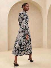 Schwarz - Lipsy Langarm bedrucktes Jersey-Midi-Kleid mit Unterbrustband - Image 2 of 4