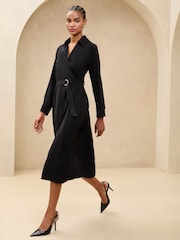 Vestido camisero midi con cinturón y falda plisada de Lipsy - Imagen 3 de 4