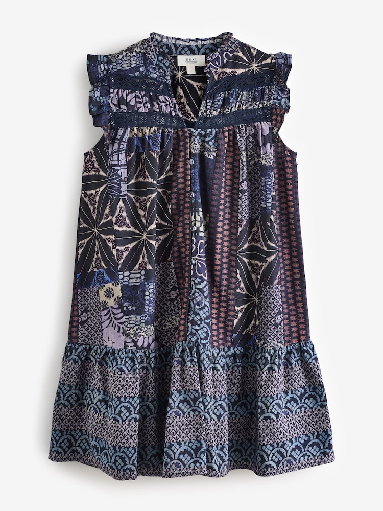 Indigo Bleu Tile Geometric Imprimé Bohème - Mini robe à volants avec empiècement en dentelle et lin - Image 5 of 7