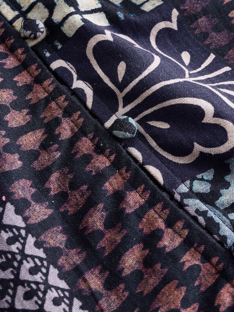 Indigo Bleu Tile Geometric Imprimé Bohème - Mini robe à volants avec empiècement en dentelle et lin - Image 6 of 7