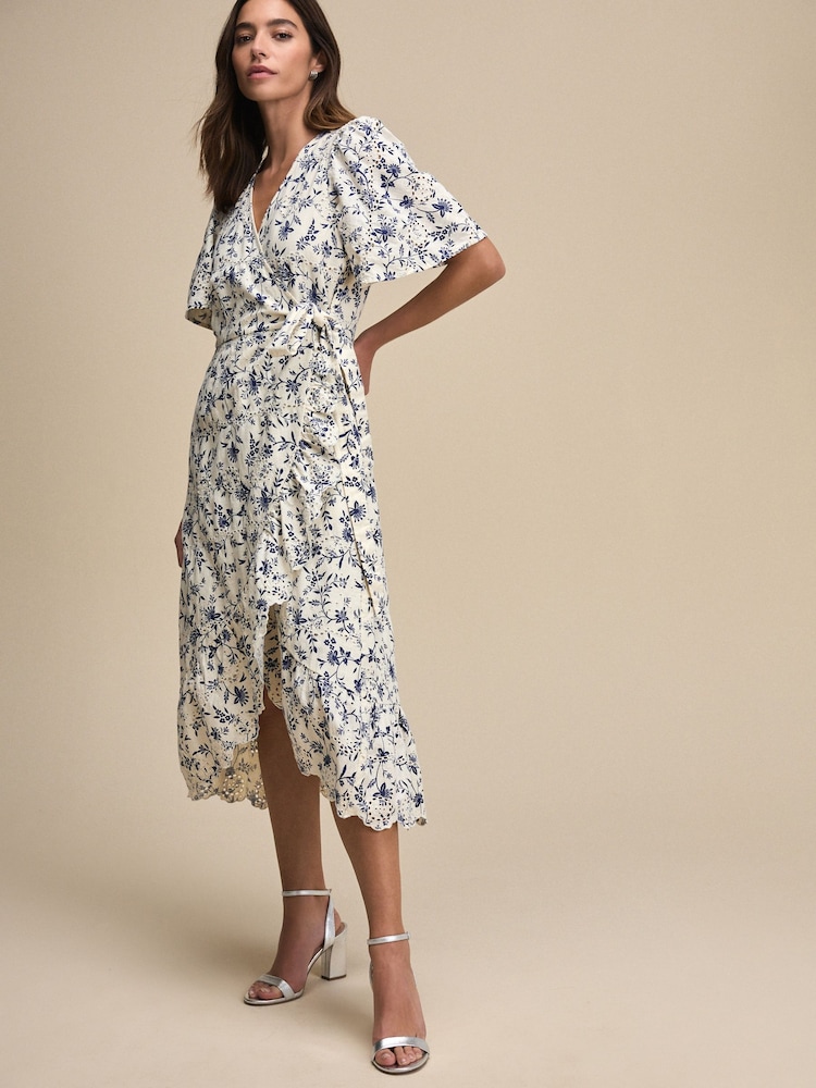 Blau mit floralem Muster - Flutter Sleeve Wrap Midi Dress - Bild 2 von 7 Blau mit floralem Muster - Flutter Sleeve Wrap Midi Dress - Bild 2 von 7