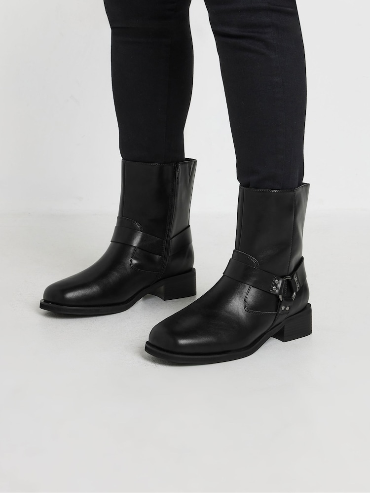 Yours Curve Bikerstiefel mit extraweiter Passform und quadratischer Zehenpartie - Bild 1 von 4 Yours Curve Bikerstiefel mit extraweiter Passform und quadratischer Zehenpartie - Bild 1 von 4