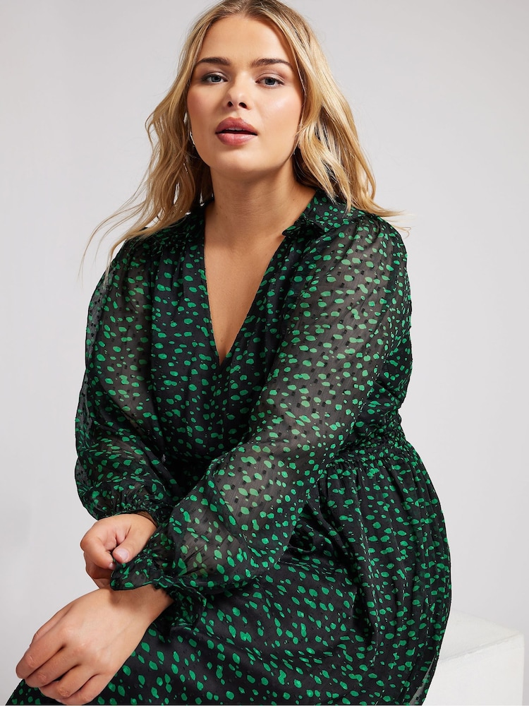 Negro/Cromo - Vestido de cintura fruncida de tela dobby de Yours Curve London - Imagen 2 de 5 Negro/Cromo - Vestido de cintura fruncida de tela dobby de Yours Curve London - Imagen 2 de 5