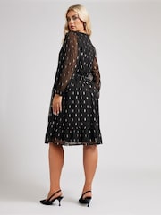 Schwarz - Yours Curve London Metallic-Dobby-Wickel-Midikleid - Bild 4 von 6