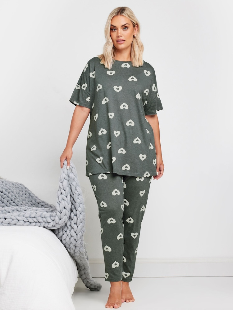 Yours Curve Double Heart kurzärmeliges Pyjama-Set im Tapered-Fit - Bild 1 von 5 Yours Curve Double Heart kurzärmeliges Pyjama-Set im Tapered-Fit - Bild 1 von 5