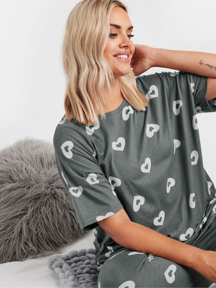 Yours Curve Double Heart kurzärmeliges Pyjama-Set im Tapered-Fit - Bild 2 von 5 Yours Curve Double Heart kurzärmeliges Pyjama-Set im Tapered-Fit - Bild 2 von 5