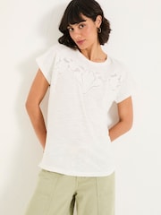 Blanco - FatFace Lace Cutwork T-Shirt - Imagen 1 de 5