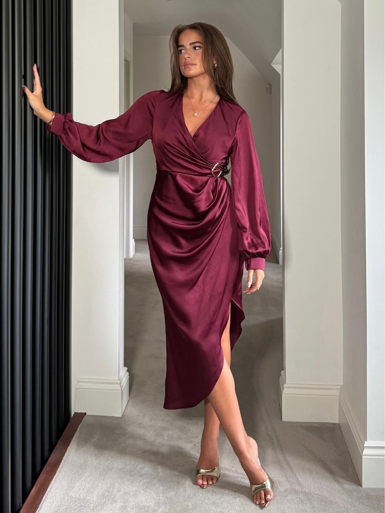 Rot - Girl In Mind – Elsa – asymmetrisches Langarmkleid mit Schnalle - Bild 1 von 4 Rot - Girl In Mind – Elsa – asymmetrisches Langarmkleid mit Schnalle - Bild 1 von 4