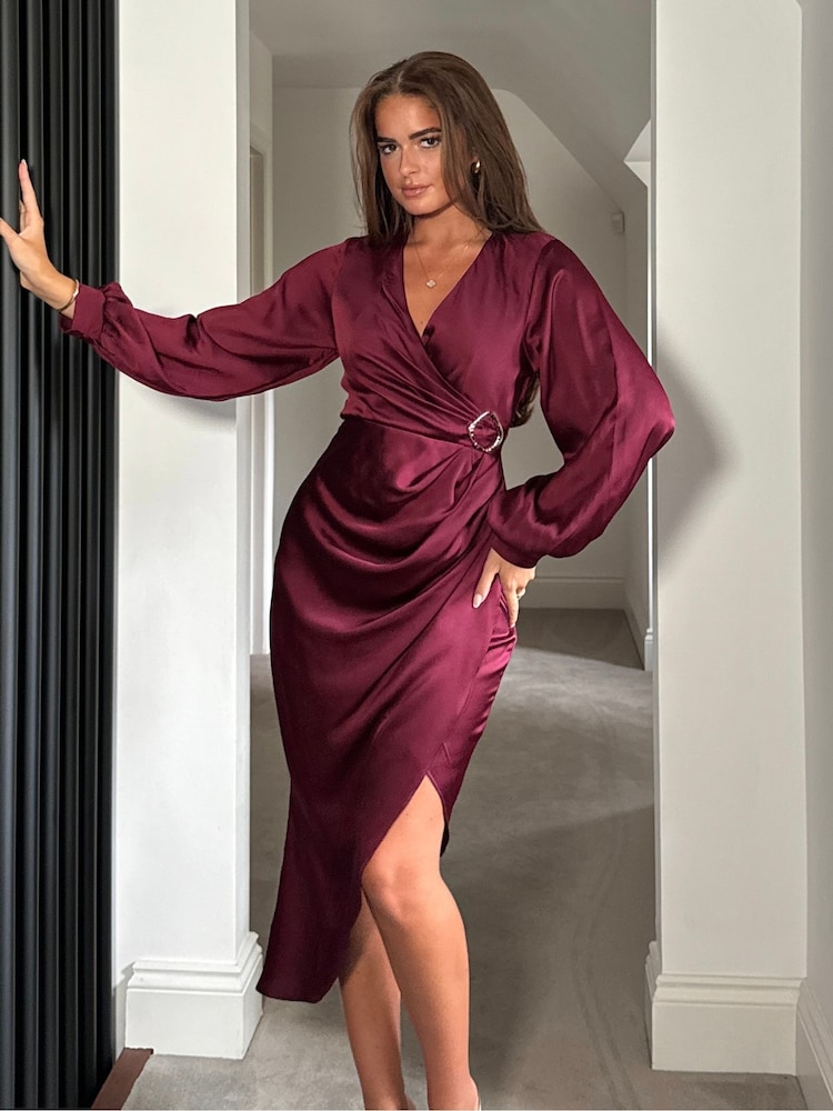 Rot - Girl In Mind – Elsa – asymmetrisches Langarmkleid mit Schnalle - Bild 2 von 4 Rot - Girl In Mind – Elsa – asymmetrisches Langarmkleid mit Schnalle - Bild 2 von 4