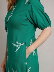 Grün - Weird Fish – Everly Eco Liva – bedrucktes Viskose-Kleid - Bild 4 von 6