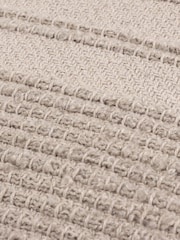 وسادة كرسي منسوجة مزيّنة بشرّابات Larch من Yard - صورة 6 من 6