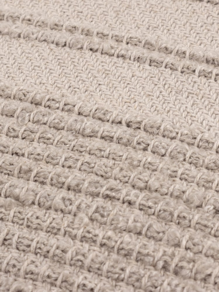 وسادة كرسي منسوجة مزيّنة بشرّابات Larch من Yard - صورة 6 من 6 وسادة كرسي منسوجة مزيّنة بشرّابات Larch من Yard - صورة 6 من 6