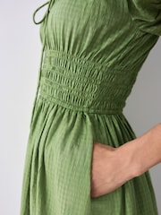 Vert olive - Robe d’été mi-longue en seersucker à manches bouffantes - Image 4 of 8