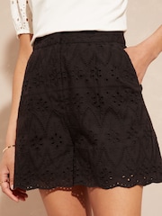 Negro - Love & Roses Elasticated Back Broderie Shorts - Imagen 1 de 4