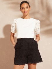 Negro - Love & Roses Elasticated Back Broderie Shorts - Imagen 2 de 4