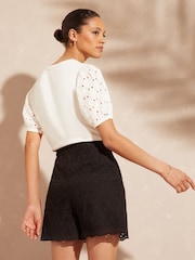 Negro - Love & Roses Elasticated Back Broderie Shorts - Imagen 3 de 4