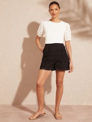 Negro - Love & Roses Elasticated Back Broderie Shorts - Imagen 4 de 4
