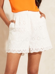Marfil - Love & Roses Elasticated Back Broderie Shorts - Imagen 1 de 4