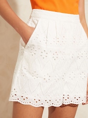 Marfil - Love & Roses Elasticated Back Broderie Shorts - Imagen 2 de 4
