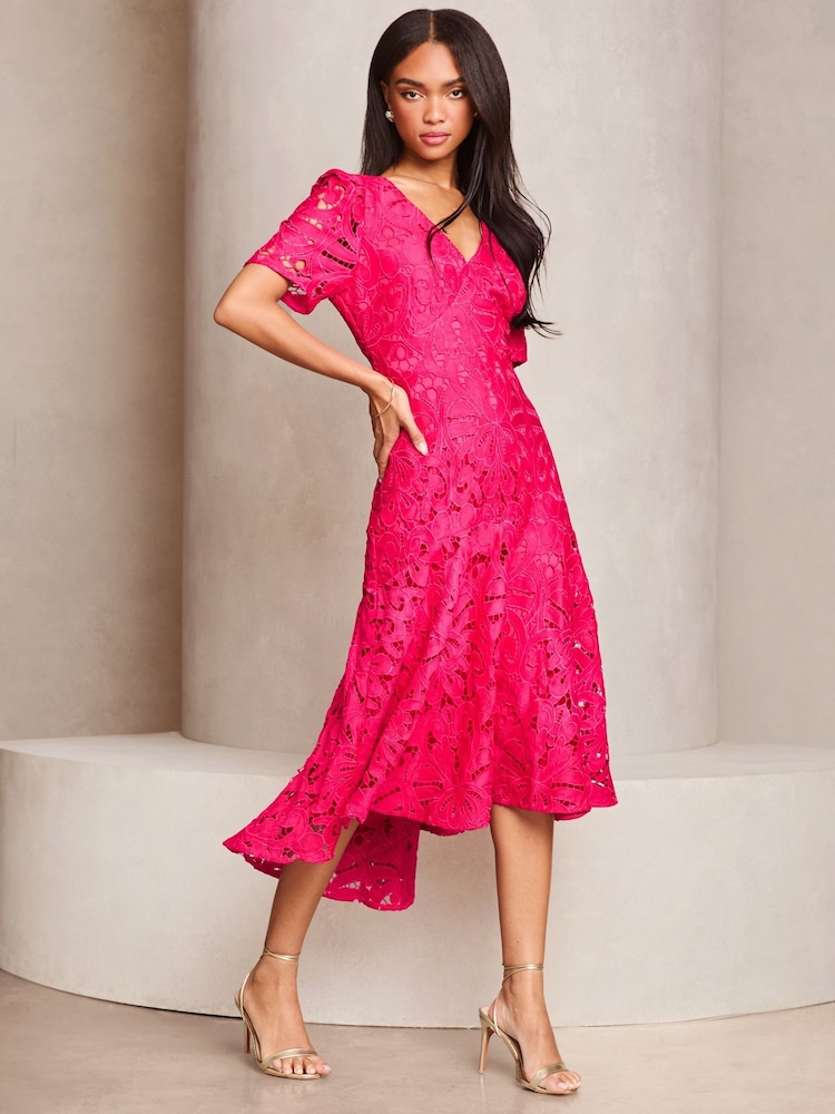 Roze - Lipsy Premium Midi-jurk van broderiekant met korte mouwen, V-hals en ongelijke zoom - Image 1 of 4