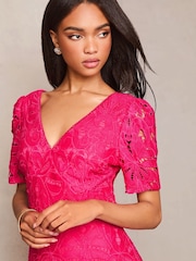 Roze - Lipsy Premium Midi-jurk van broderiekant met korte mouwen, V-hals en ongelijke zoom - Image 2 of 4