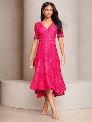 Roze - Lipsy Premium Midi-jurk van broderiekant met korte mouwen, V-hals en ongelijke zoom - Image 3 of 4