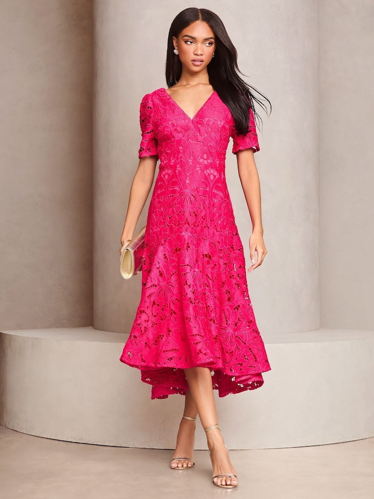 Roze - Lipsy Premium Midi-jurk van broderiekant met korte mouwen, V-hals en ongelijke zoom - Image 3 of 4