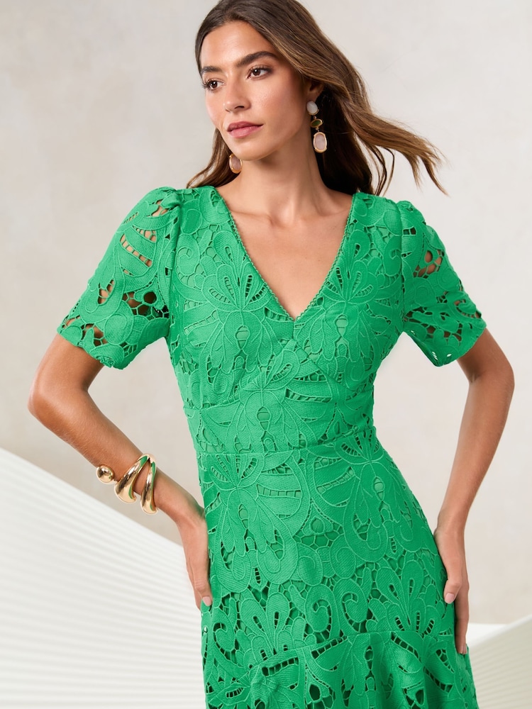 Groen - Lipsy Premium Midi-jurk van broderiekant met korte mouwen, V-hals en ongelijke zoom - Image 4 of 5
