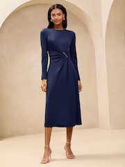 Azul marino - Vestido midi entallado con vuelo y fruncido de Lipsy con detalles de ribetes dorados - Imagen 3 de 4