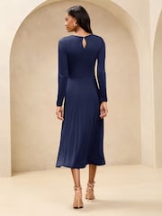 Azul marino - Vestido midi entallado con vuelo y fruncido de Lipsy con detalles de ribetes dorados - Imagen 4 de 4